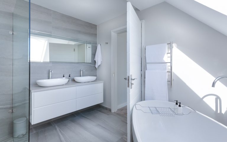 Czym charakteryzują się łazienki w stylu skandynawskim?