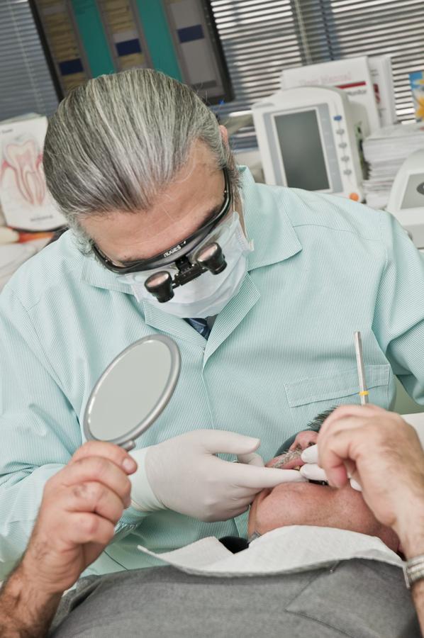 Usługi świadczone przez profesjonalnych stomatologów w Łodzi