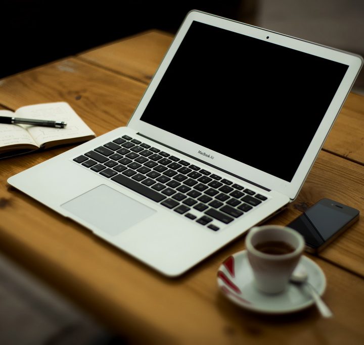 Jak szukać pierwszej pracy po studiach i nie dać się oszukać nieuczciwym pracodawcom?